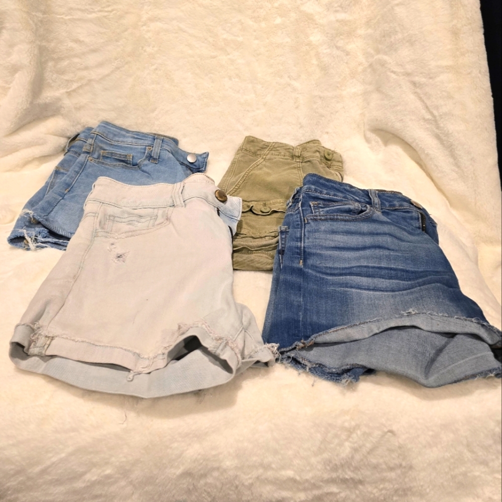 4 Pairs of Womens Shorts, 3 American Eagle and 1 Universal Threads, size 4.